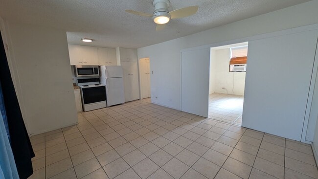 Building Photo - Centrally located 1 bed, 1 bath 2 parking, 2nd floor walkup in Makiki