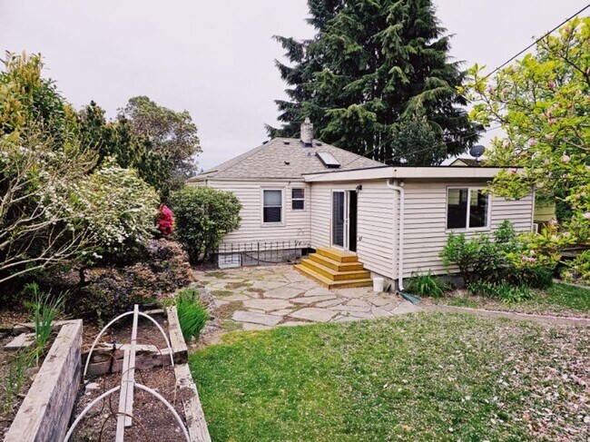 Building Photo - Charming Pet Friendly Two Bedroom Bungalow...