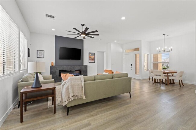 Foto del edificio - Gorgeous 2 Bedroom Furnished Modern Home
