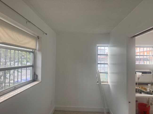 Foto del edificio - 882 NW 2nd St