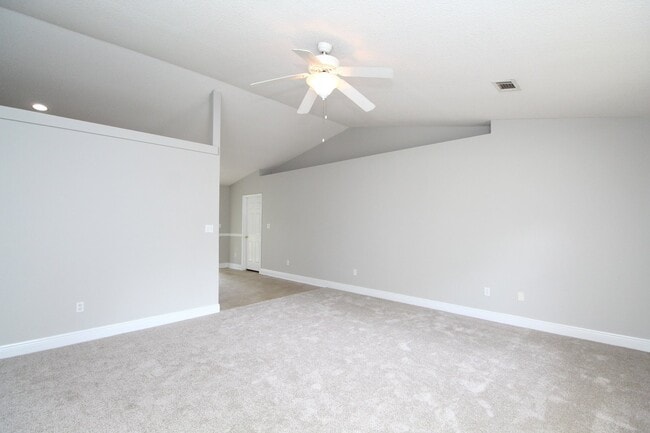 Foto del edificio - 3-Bed, 2-Bath Brick Home with Vaulted Ceilings and 1-Car Garage – Conveniently Located Near Whiti...
