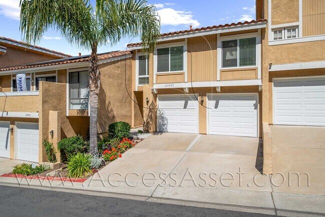 Building Photo - Stunning 3 Bed/2.5 Bath Home In Desirable ...