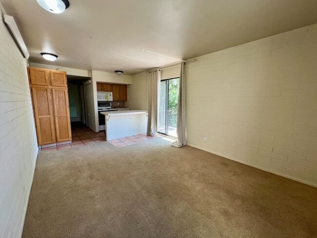 Building Photo - 599 Darwin St