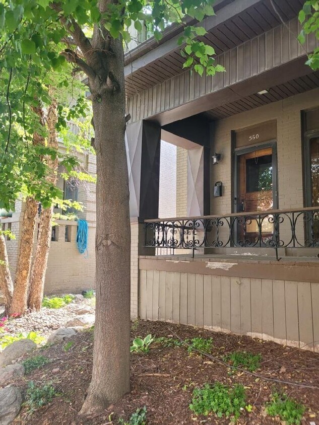 Foto principal - Beautiful 2 Bedroom Townhouse!