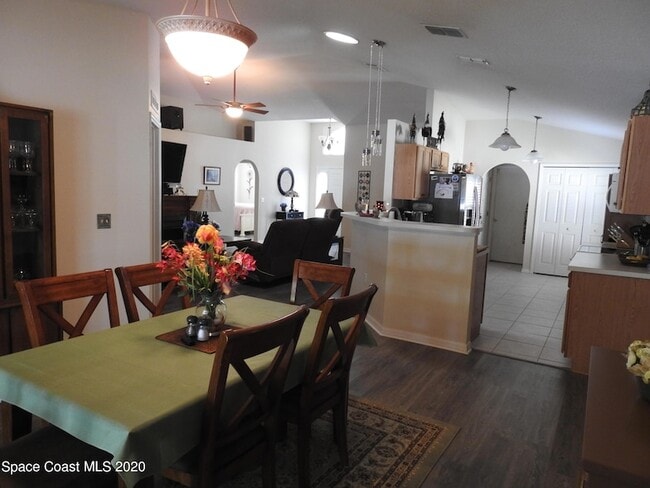 Building Photo - 1664 La Maderia Dr