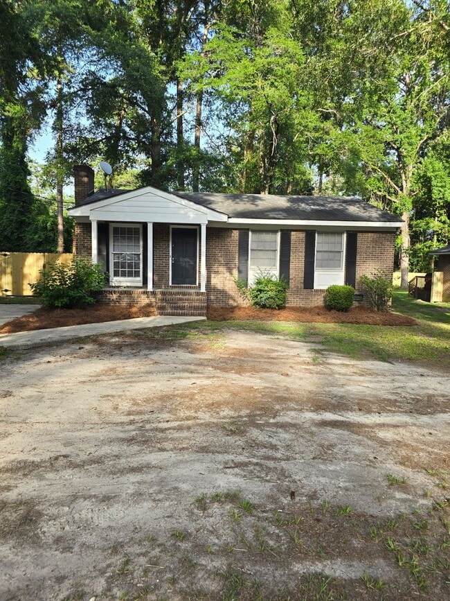Building Photo - Renovated Home 3 bedroom 1.5 bath with new...