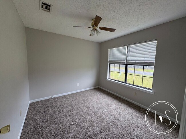 Building Photo - MOVE IN SPECIAL: $1000 OFF 1ST MONTH'S RENT!**