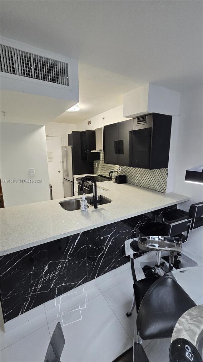 Foto del edificio - 9195 Collins Ave