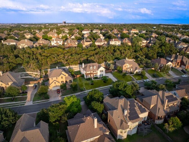 Foto del edificio - 7701 Crackling Creek Dr