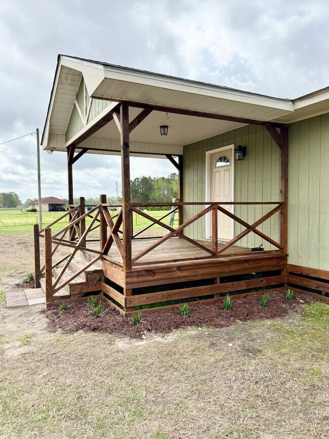 Foto del edificio - Country Cottage - Adorable 2 bedroom, 1 bath! Cute front porch & landscaping included!