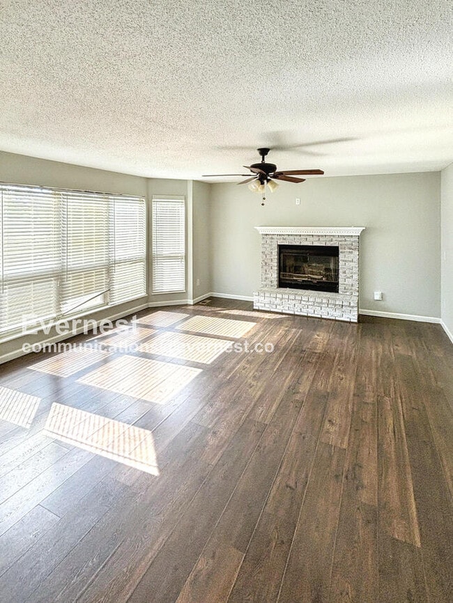 Building Photo - Lovely 4-Bedroom Home with Garage / Pet-Fr...