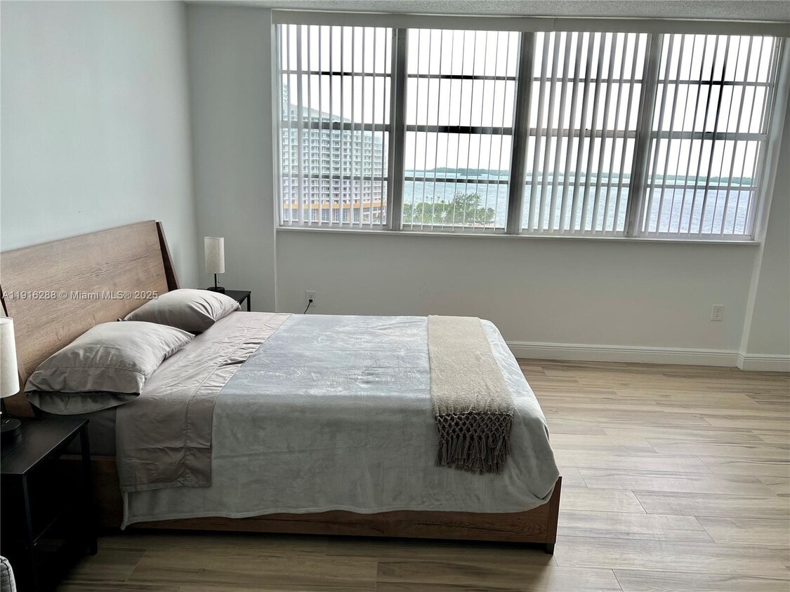 Foto principal - 801 Brickell Bay Dr