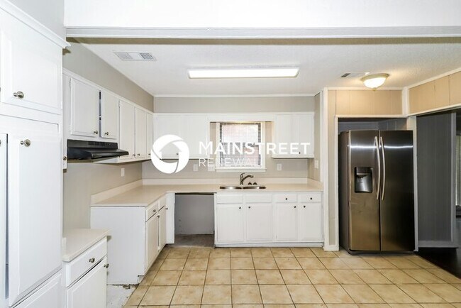 Building Photo - 4 Bedroom Pet-Friendly Home in Memphis, TN with Main Street Renewal