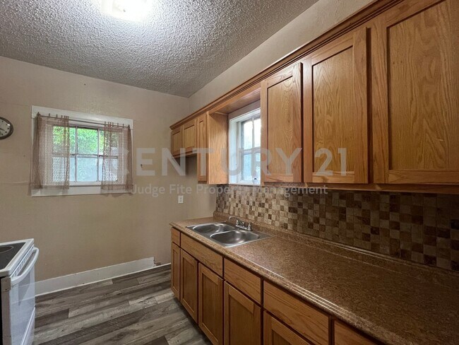 Building Photo - Historic 3/1 in Weatherford For Rent!