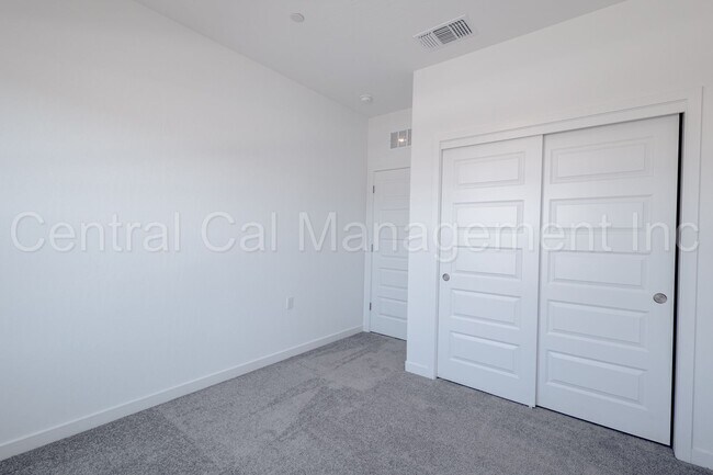 Foto del edificio - 4 Bedroom, 2 Bath Home with Solar in the S...