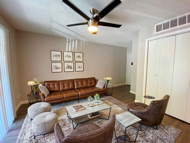 Foto del edificio - The Silverado Condominiums have plenty of ...