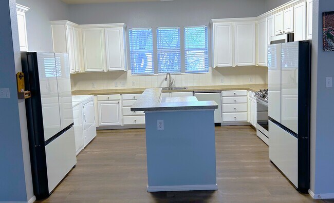 Isla de cocina con un diseño que facilita el flujo de trabajo - 3500B Duval Street