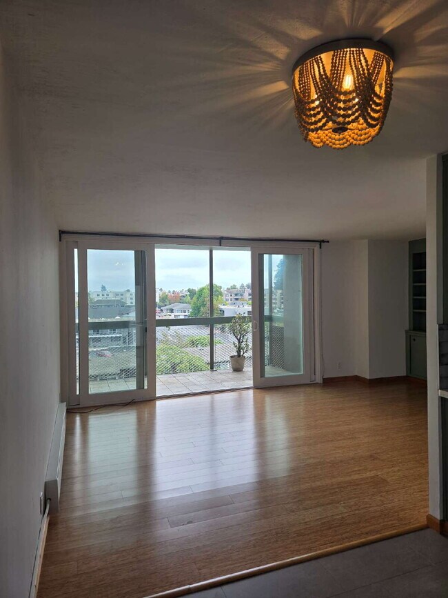 Foto del edificio - Super Spacious 1 Bedroom- Views of the City - Water and Garbage Included