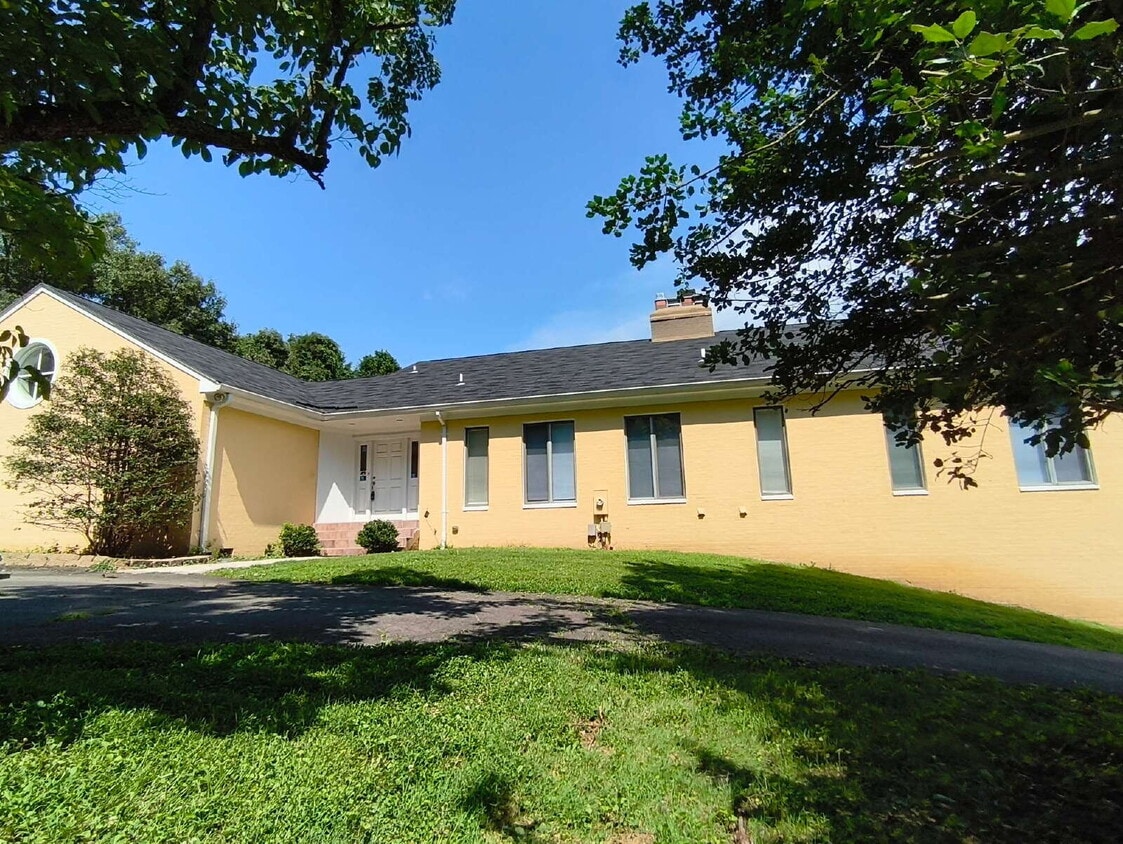 Primary Photo - Secluded Country Retreat with Picturesque ...