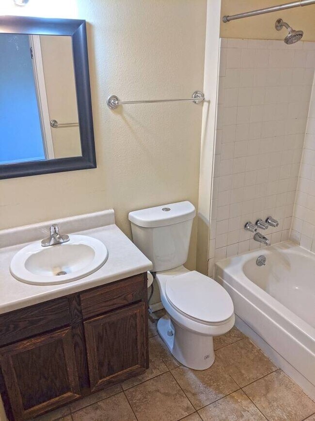 Building Photo - 3 BR/2 BA in Desirable Lafayette Neighborhood