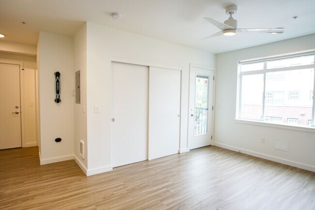 Building Photo - Impeccable Modern Studio with Luxe Finishes + Balcony!