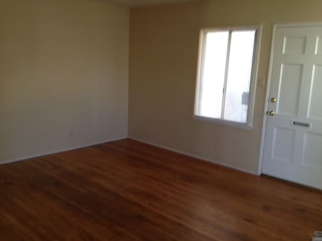 Building Photo - 2212