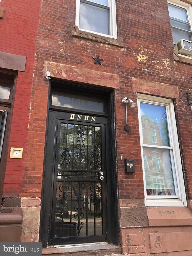 Building Photo - 1818 W Diamond St