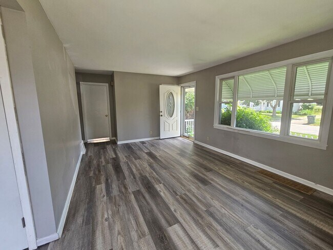 Foto del edificio - Charming 3-Bedroom Home with Private Yard ...