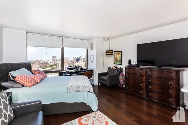 Foto del edificio - 2660 N Lakeview Ave
