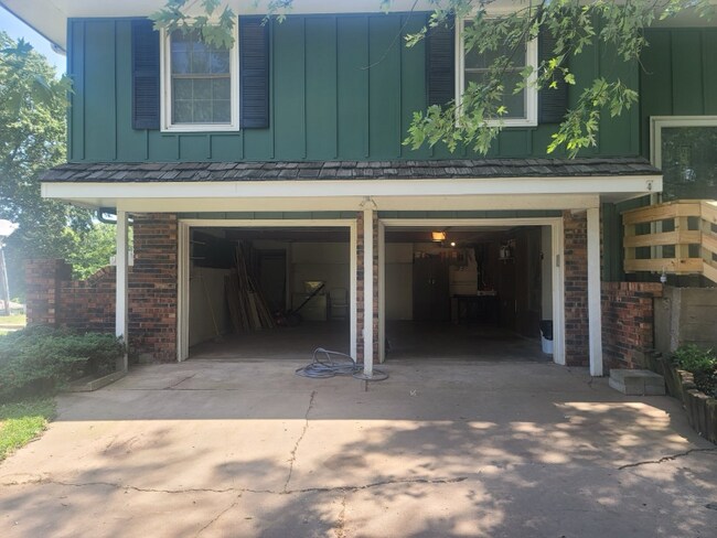 Building Photo - 1633 N Rogers St