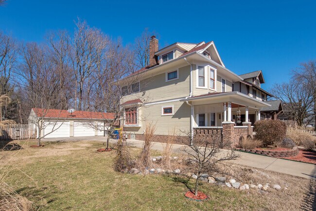 Building Photo - 210 E 33rd St