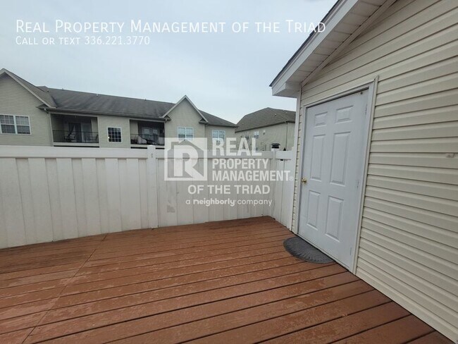 Building Photo - Bright & Airy One Level Town Home in Clemmons