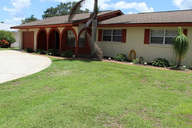Building Photo - Large 3/2 Seasonal Rental