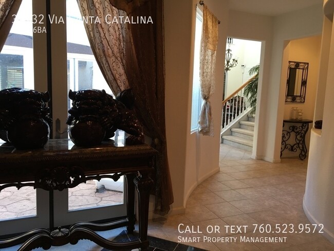 Foto del edificio - Huge 5BR House! Built in Backyard Bar and ...