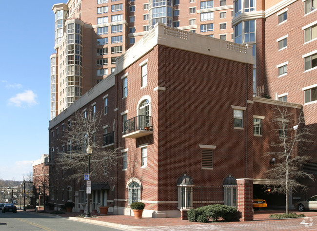 Building Photo - Carlyle Towers