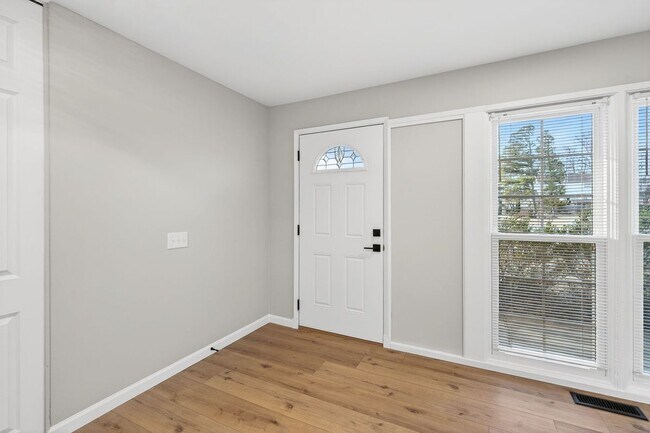 Foto del edificio - 5016 Fernhill Dr