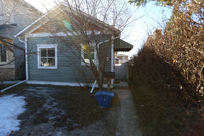 Building Photo - Cozy Character Home near SAIT - 2 bedroom ...