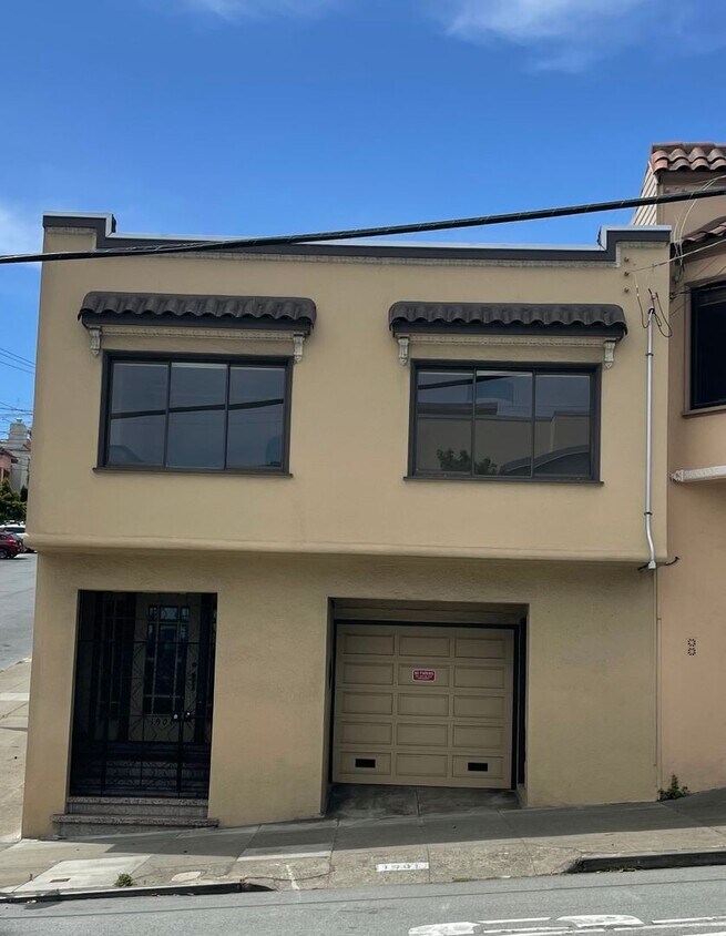 Primary Photo - 2 BR / 1 BA Single Family Home, Hardwood F...