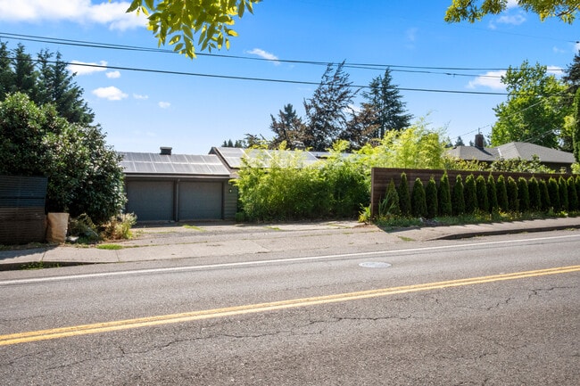 Building Photo - 8206 SW Terwilliger Blvd