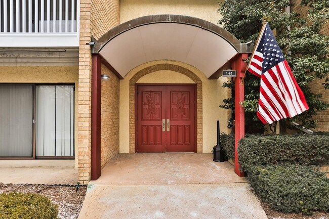 Building Photo - 444 N Clay Ave