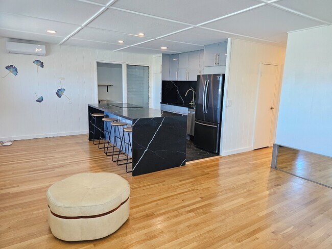 Foto del edificio - 3-Beds, 1.5-Bath Apartment with One tandem driveway parking space.