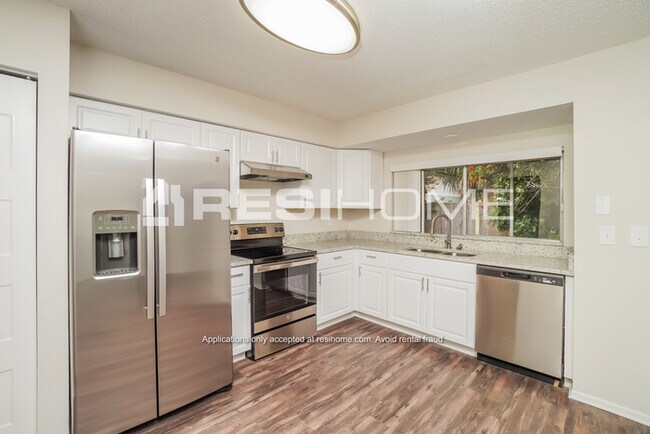 Foto del edificio - 1968 Radcliffe Dr E