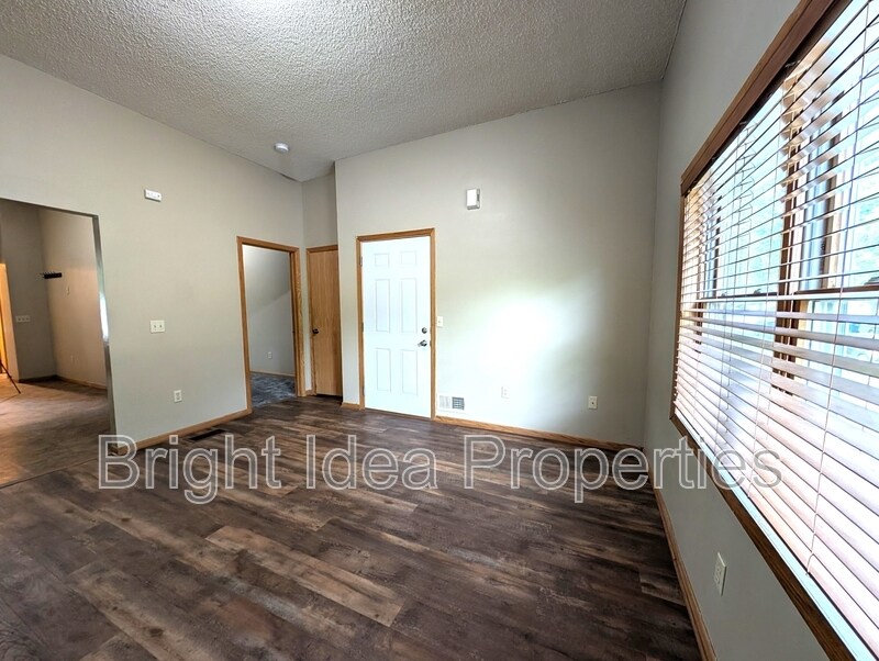 Foto principal - 863 Clark St N