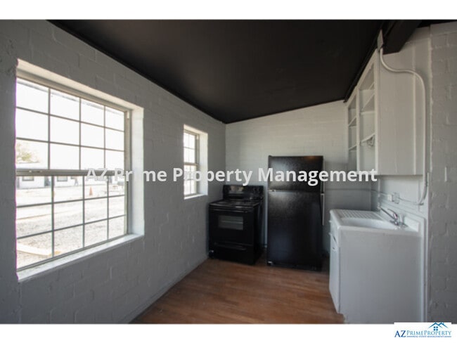Building Photo - wow! cute, clean and cozy phoenix studio a...