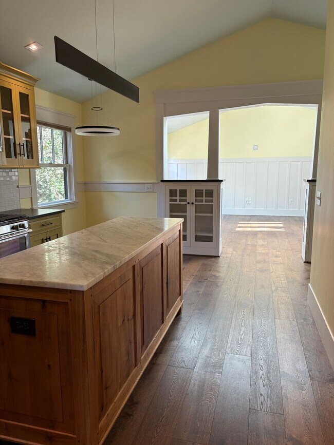 Building Photo - Beautiful 2/2.5 in the heart of Penngrove