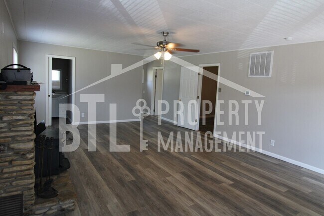Foto del edificio - Beautiful Home with a Lakeview! Bonus Sunroom!
