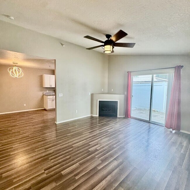 Foto del edificio - Modern 1 Bed, 1 Bath Ground-Floor Condo in...