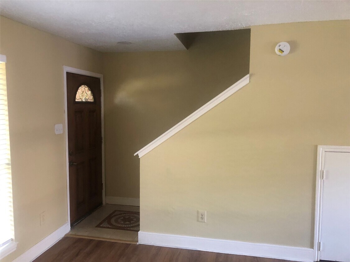 Foto principal - 9308 Westwood Village Dr