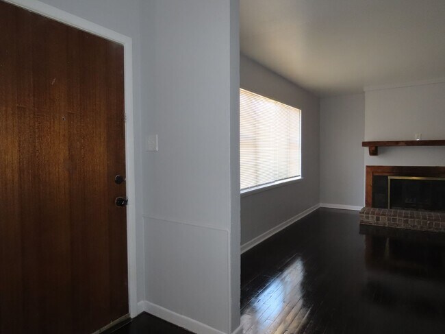 Foto del edificio - South Tyler!  Newly Remodeled Lovely 3 Bedroom, 1.5 Bath House w/Carport  Section 8 Accepted