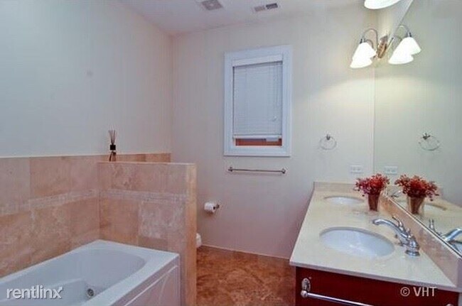 Building Photo - 2 br, 2 bath Condo - 1441 W Wicker Park